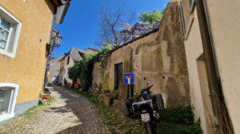 Ruhige kopfsteingepflasterte Seitengasse in der Altstadt von Laufenburg CH mit Zugang zum privaten Garten.